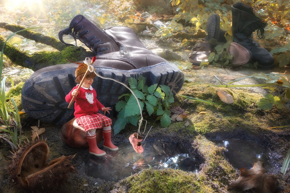 Kleines Mädchen und Riesiger Stiefel von Christophe Kiciak