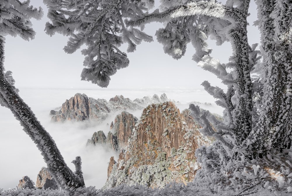 Neblige Wintergipfel von Chuanxu Ren