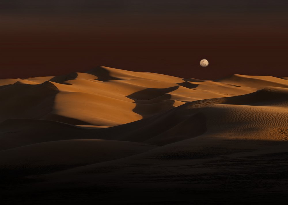 Mond über goldenen Dünen von Chuanxu Ren