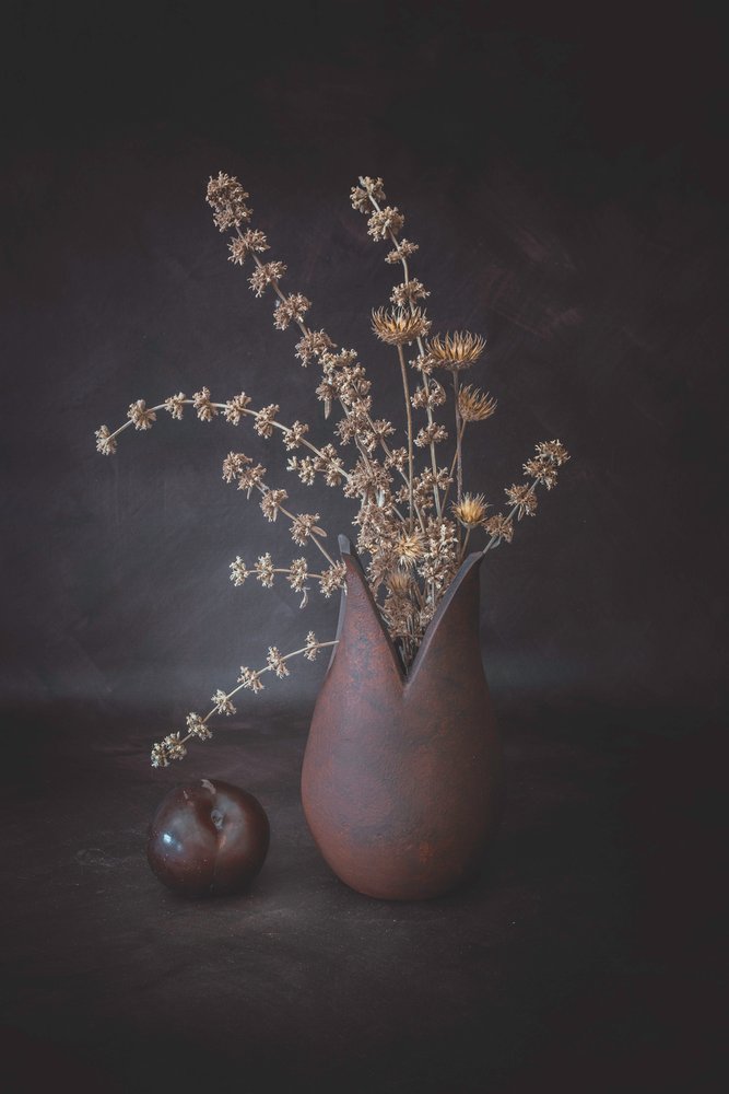 Stimmungsvolles Blumenstillleben von Cicek Kiral