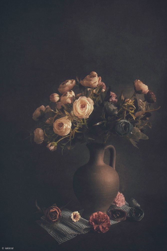 Stimmungsvolle Blumenvase von Cicek Kiral