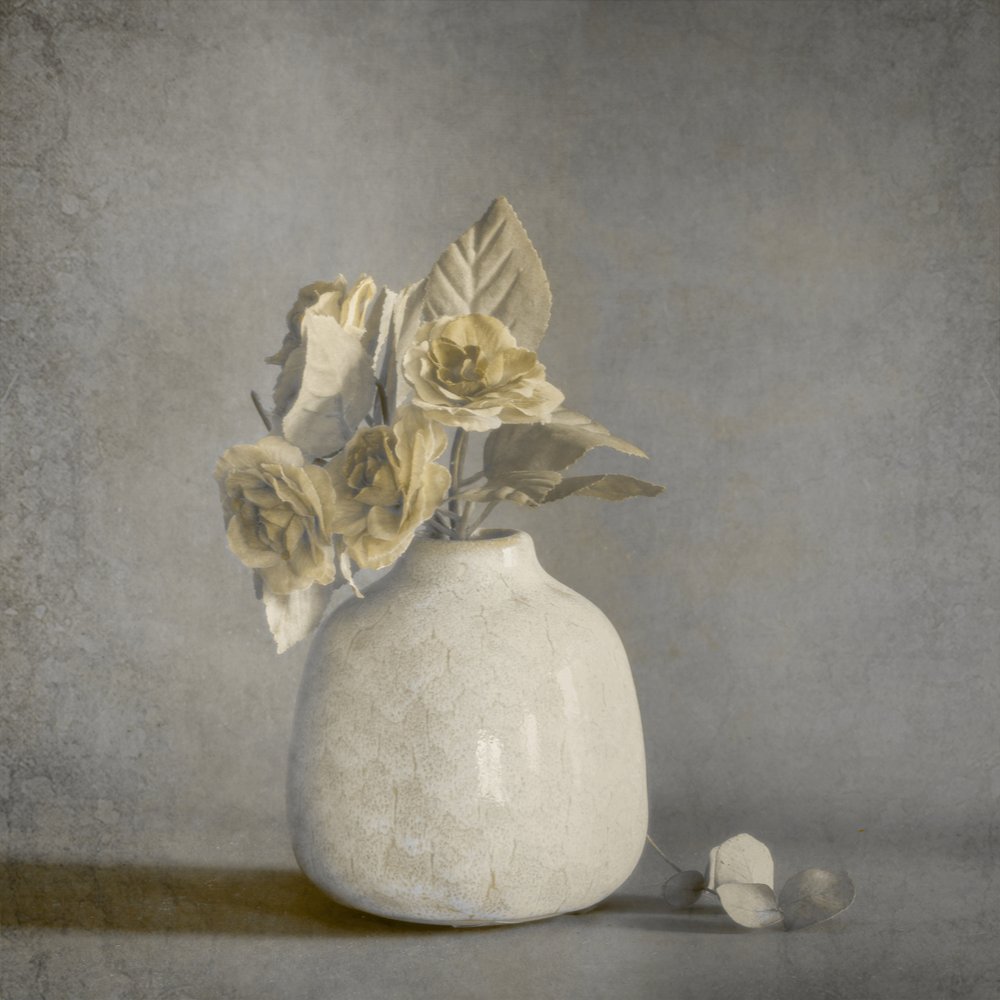 Gedämpftes Blumenstillleben von Cicek Kiral