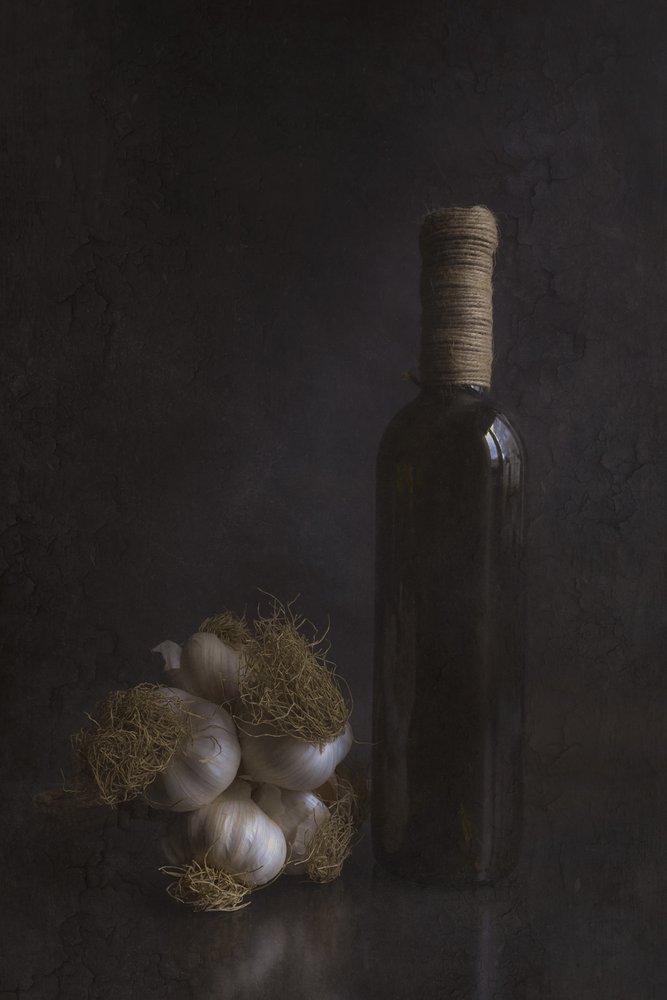 Rustikaler Knoblauch und Flasche von Cicek Kiral