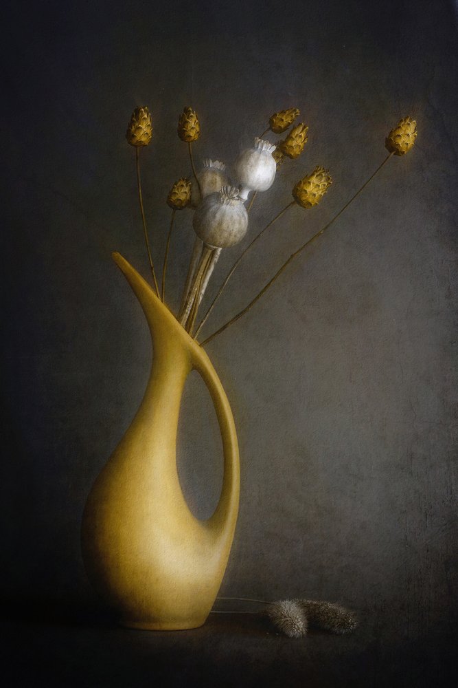 Gelbe Vase Stillleben von Cicek Kiral