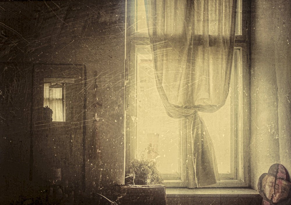Sonnenbeschienene Vintage Fenster von Clara Arustei