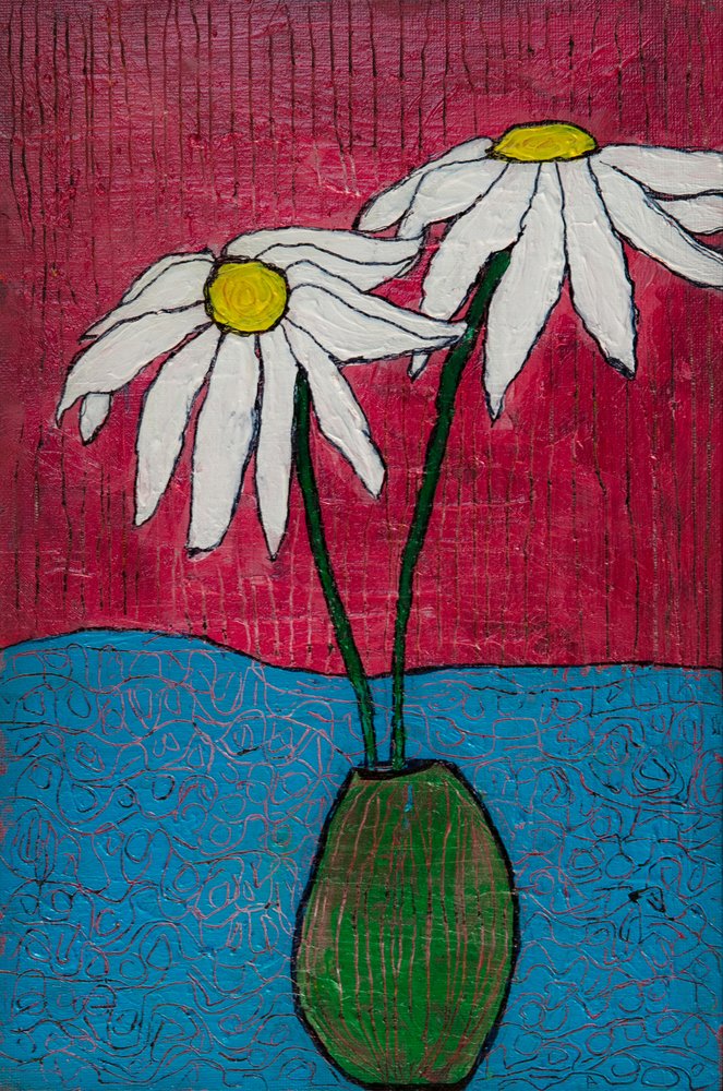 Zwei Gänseblümchen in Vase von Dale Hefer