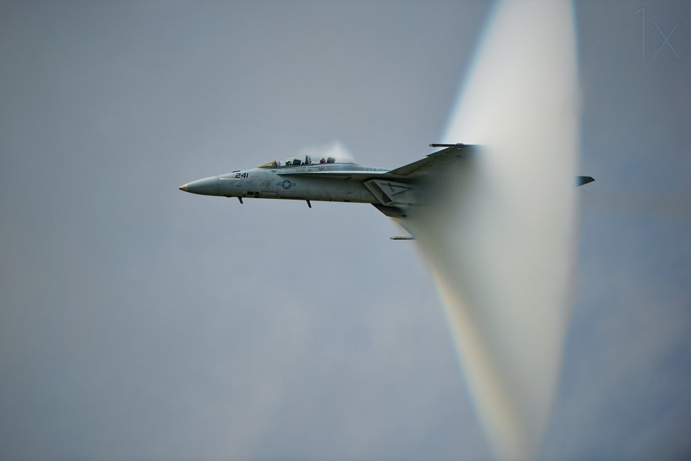 Kampfjet mit Dampfkegel von Darek Siusta