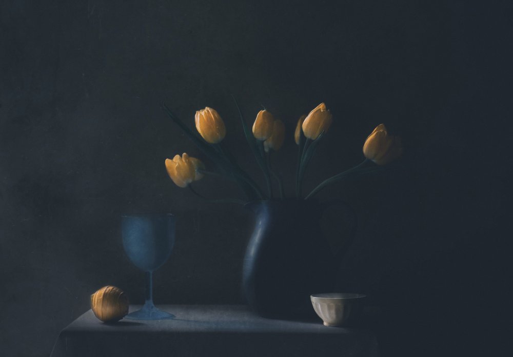 Stimmungsvolle gelbe Tulpen Stillleben von Delphine Devos