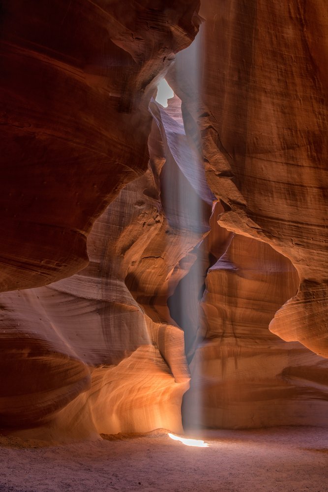 Sonnenstrahl im Slot Canyon von EDUARDO LLERANDI
