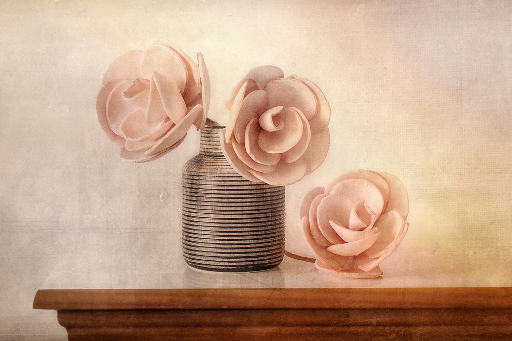 Zartes Blumen-Stillleben von Elena Arjona