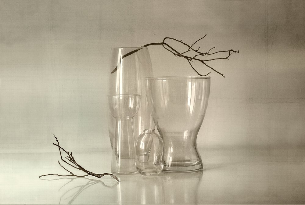 Serenes Glas-Stillleben von Elena Arjona