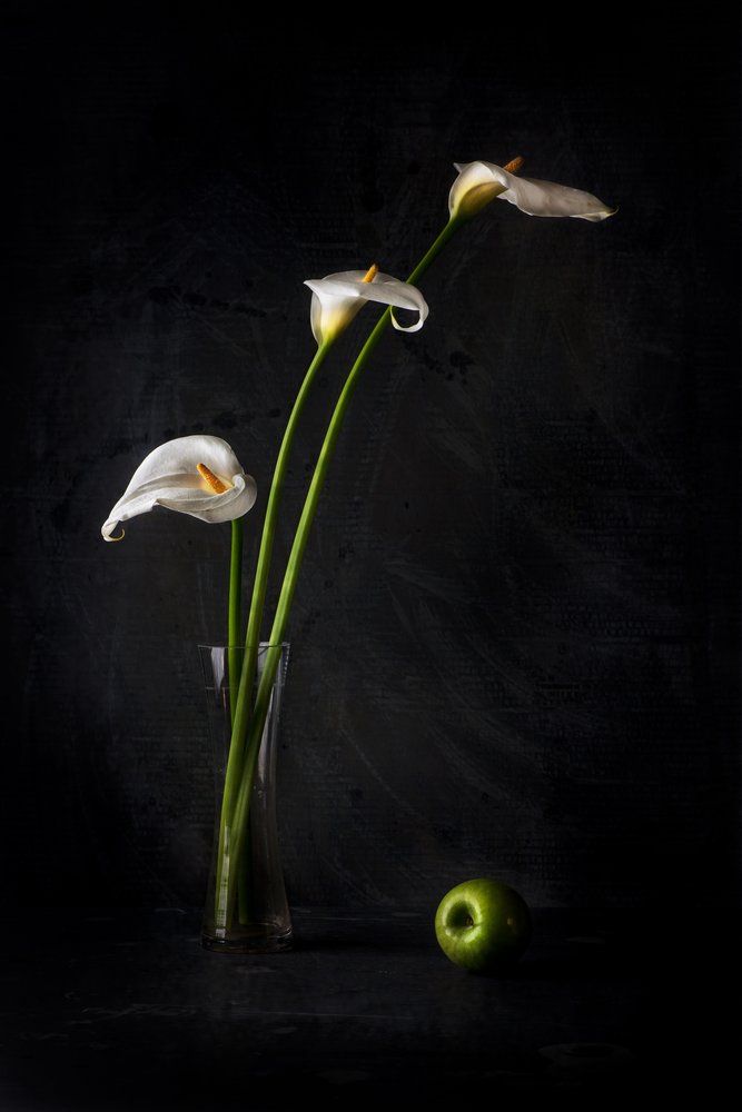 Calla-Lilien und Apfel von Felice Angelino