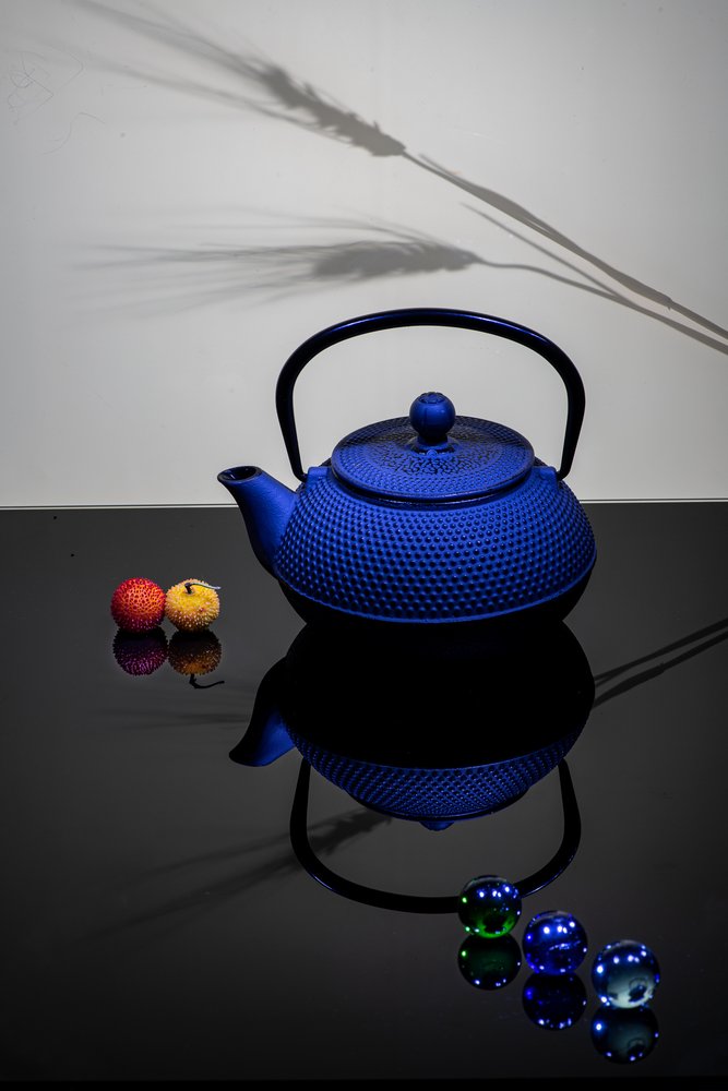 Elegantes blaues Teekannen Stillleben von Felice Angelino