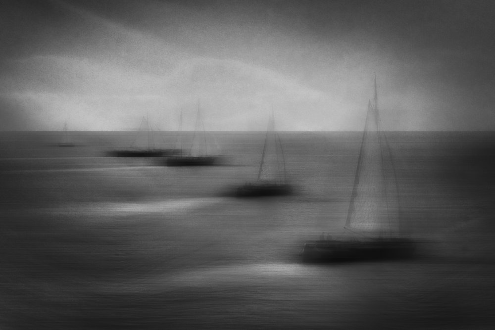 Verschwommene Segelboote auf See von Greetje van Son