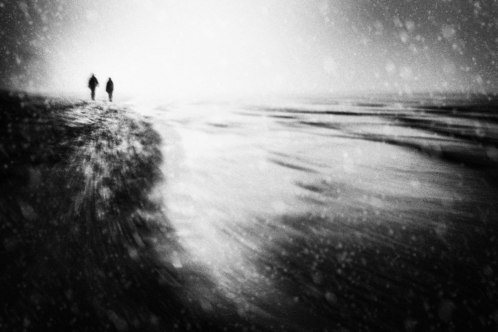 Schneespaziergänger am Strand von Gustav Davidsson