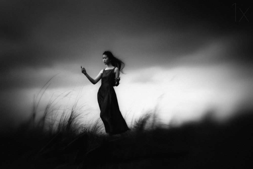 Nachdenkliche Frau im Feld von Hengki Lee