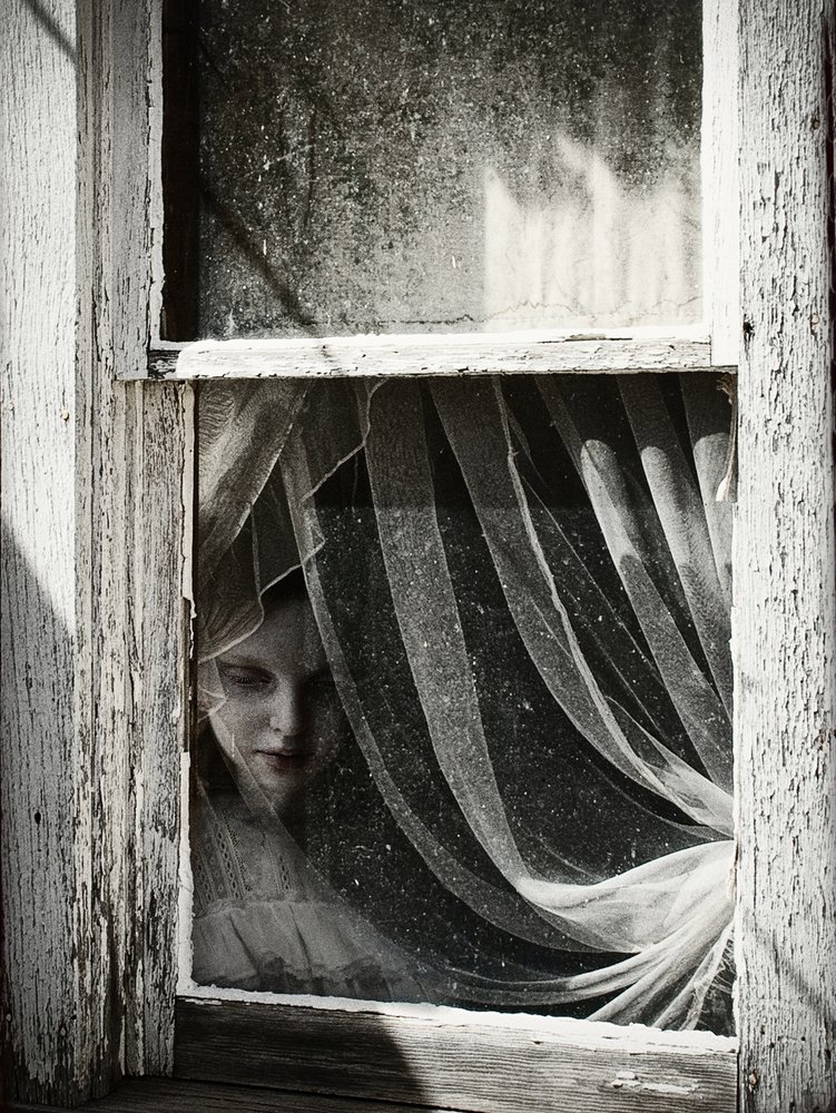 Verschleiertes Mädchen am Fenster von Jeffrey Hummel