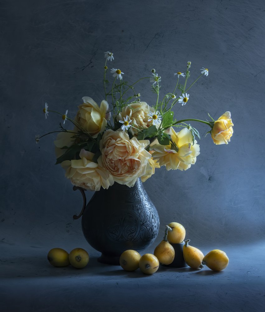 Dunkles Blumenstillleben von Judy Tseng