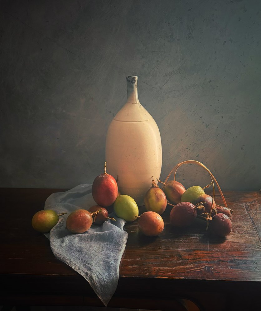 Elegantes Passionsfrucht-Stillleben von Judy Tseng