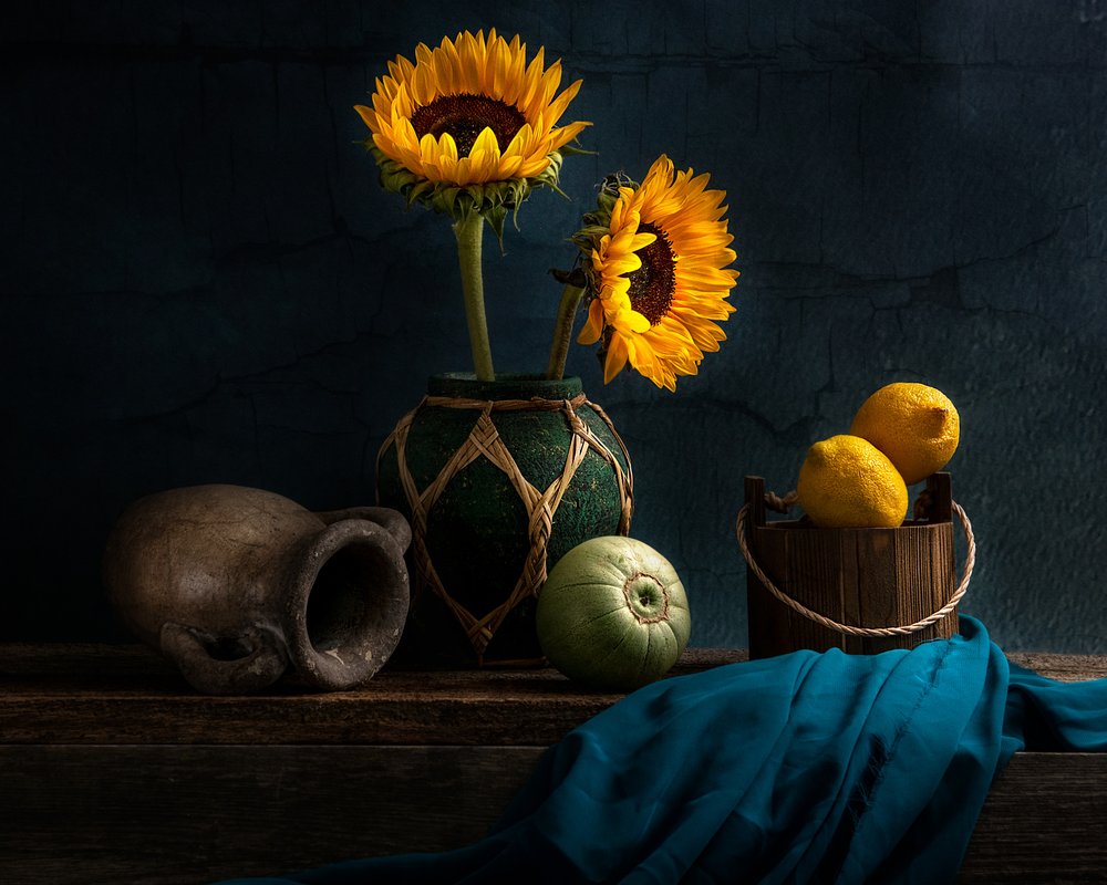 Rustikale Sonnenblumen und Zitronen von Louie Luo