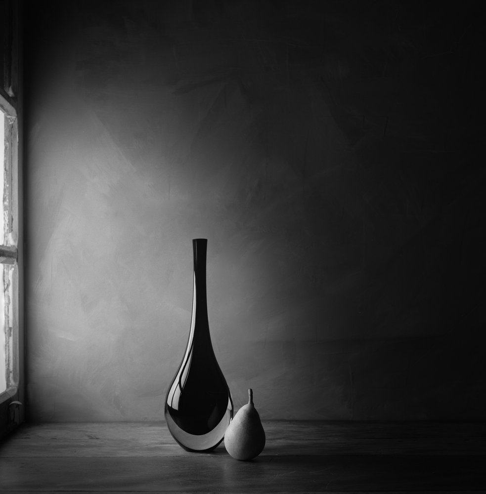 Elegante Vase und Birne von Luiz Laercio