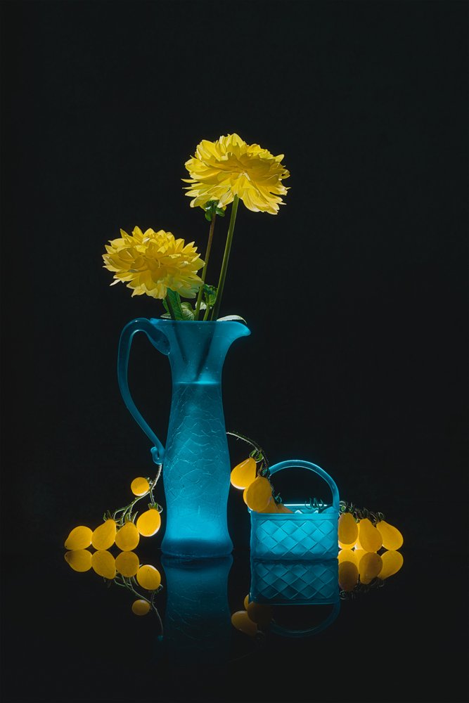 Blaues Glas gelbe Blüten von Lydia Jacobs
