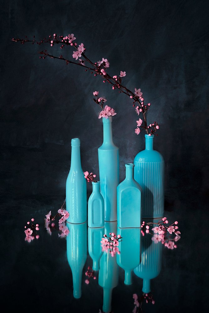 Blaue Vasen und rosa Blüten von Lydia Jacobs