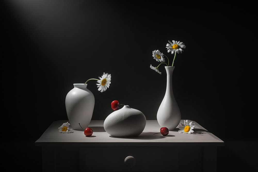 Gänseblümchen Vasen und Kirschen von Lydia Jacobs