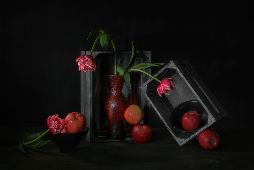 Dunkle Blumenäpfel von Lydia Jacobs
