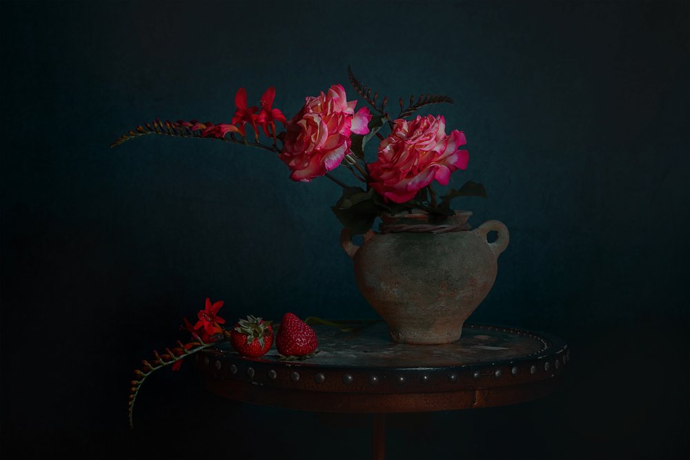 Dunkles Blumenstillleben von Lydia Jacobs