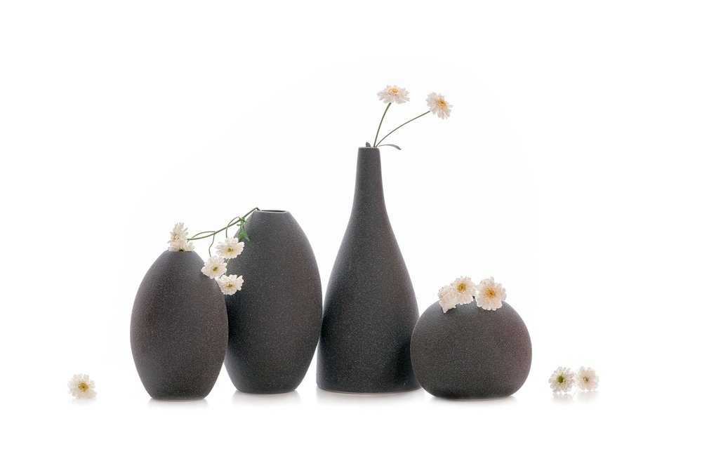 Dunkle Vasen Weiße Blumen von Lydia Jacobs