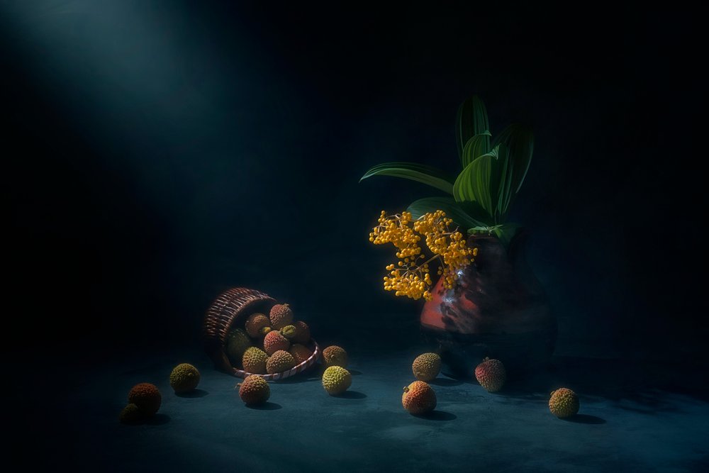 Dramatisches Litschi-Stillleben von Lydia Jacobs