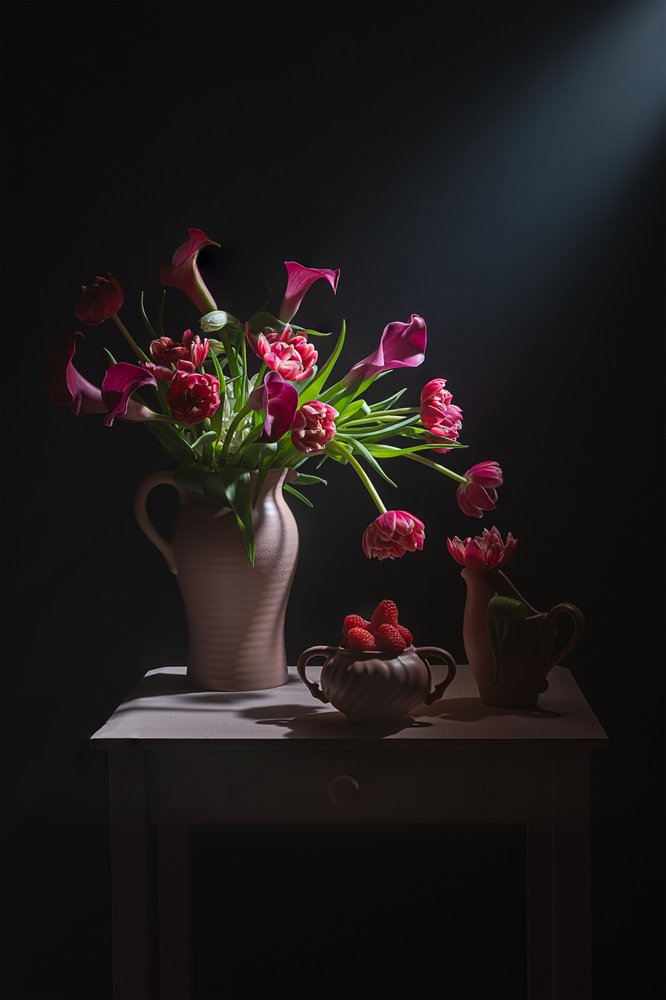 Dramatische Rosa Blumen Stillleben von Lydia Jacobs