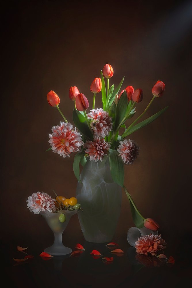 Elegantes Blumenstillleben von Lydia Jacobs