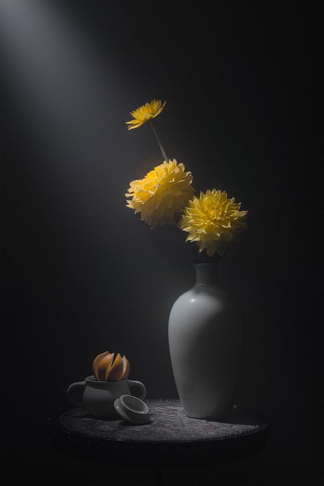 Goldene Blüten Stillleben von Lydia Jacobs