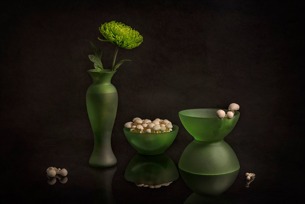 Grüne Blüte und Glas von Lydia Jacobs