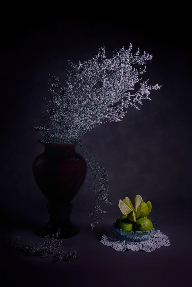 Stimmungsvolle Vase mit Limetten von Lydia Jacobs