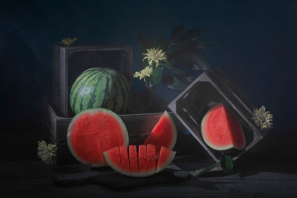 Stimmungsvolles Wassermelonenstillleben von Lydia Jacobs