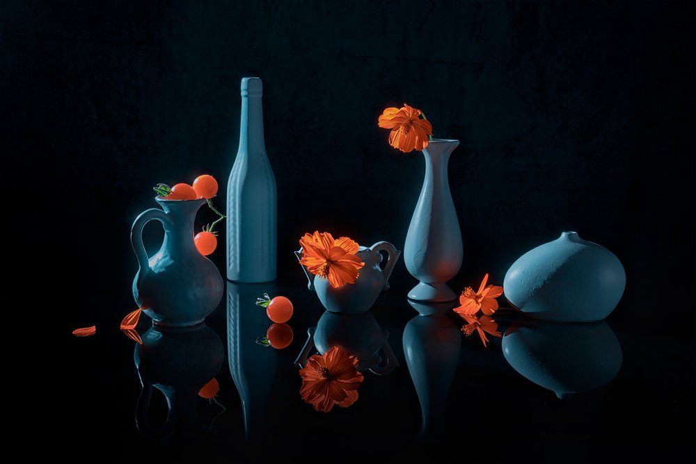 Orange Blumen blaue Vasen von Lydia Jacobs