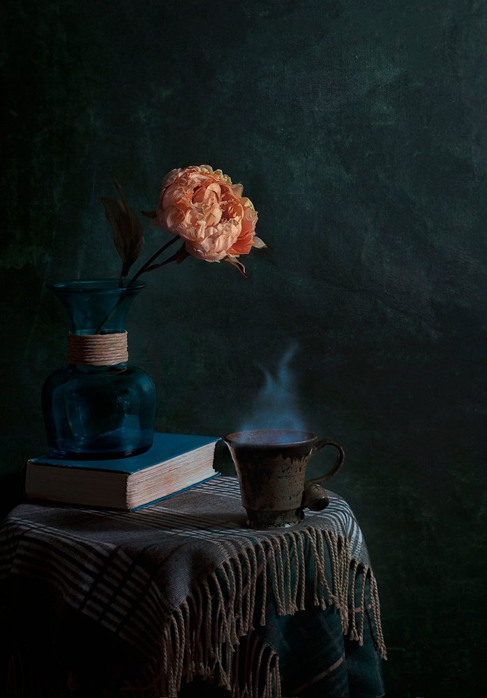 Pfingstrose und dampfende Tasse von Lydia Jacobs