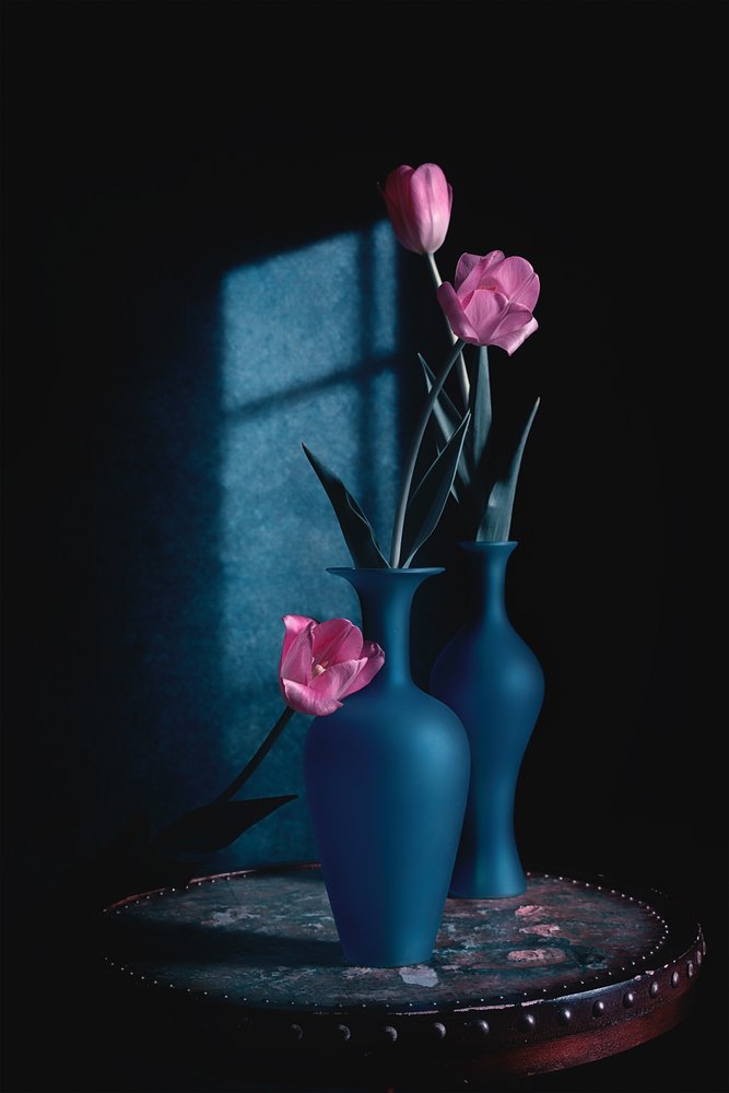 Rosa Tulpen blaue Vasen von Lydia Jacobs