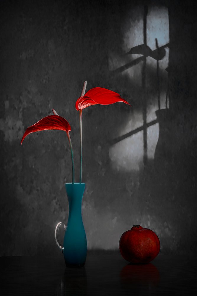 Rote Anthurien Blaue Vase von Lydia Jacobs
