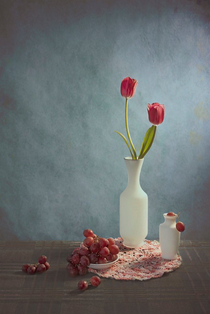 Rote Tulpen und Trauben von Lydia Jacobs