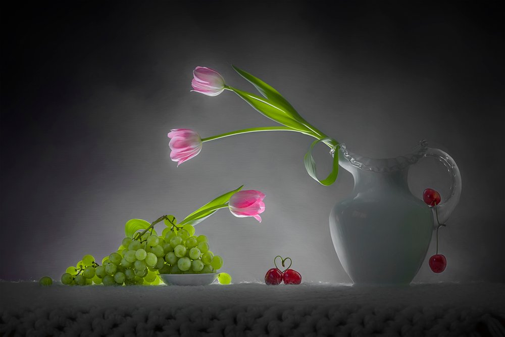 Romantische Tulpen Obst Stillleben von Lydia Jacobs