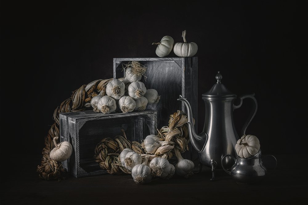 Rustikales Knoblauch-Stillleben von Lydia Jacobs