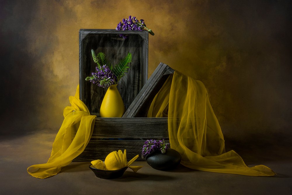 Rustikales Gelbes Blumenstillleben von Lydia Jacobs