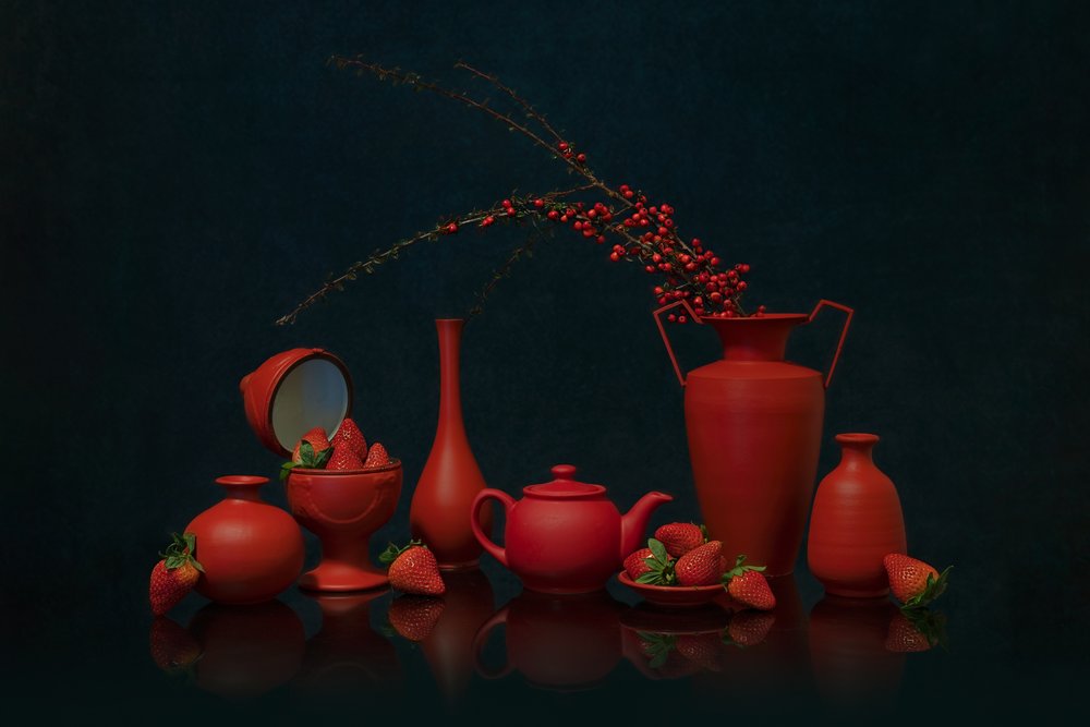 Lebhaftes rotes Stillleben von Lydia Jacobs