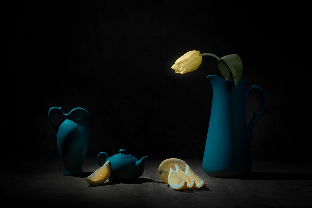 Gelbe Tulpe blaues Stillleben von Lydia Jacobs