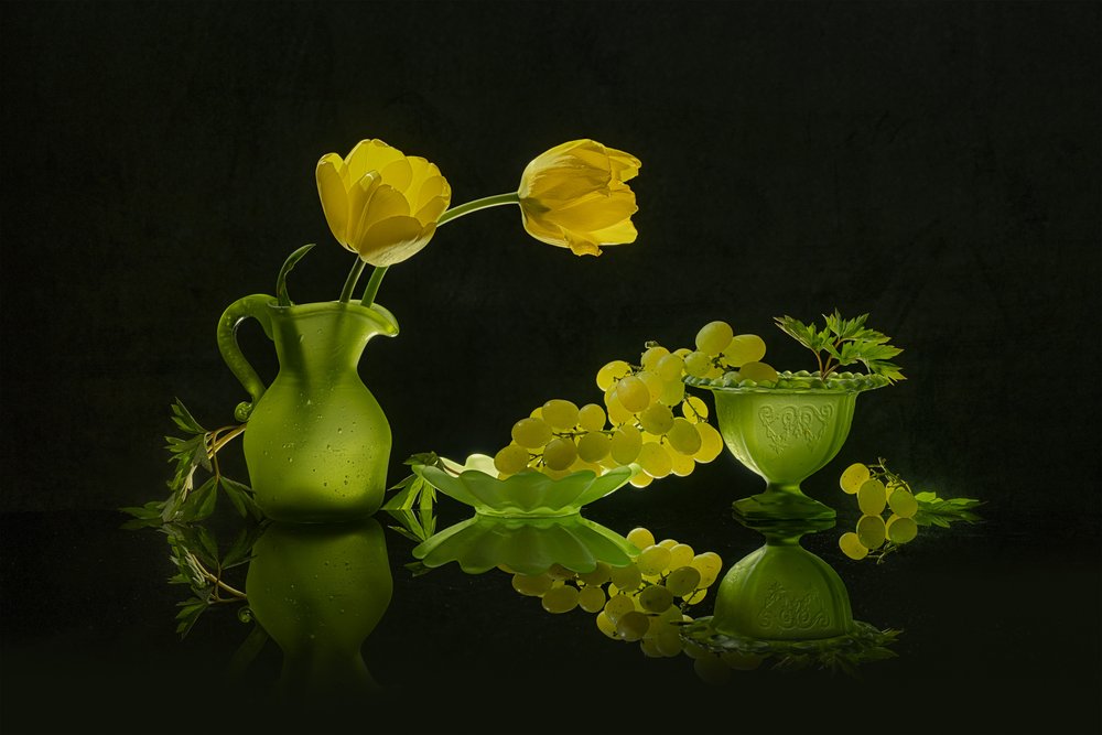 Gelbe Tulpen Grüne Trauben von Lydia Jacobs