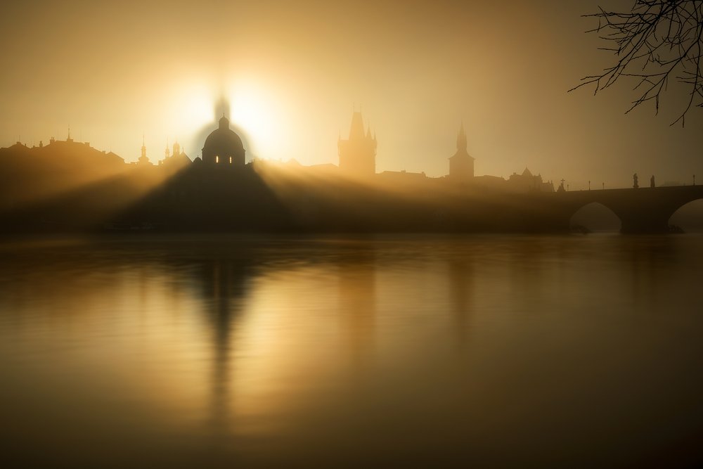 Goldener Prager Morgennebel von Marek Kijevský